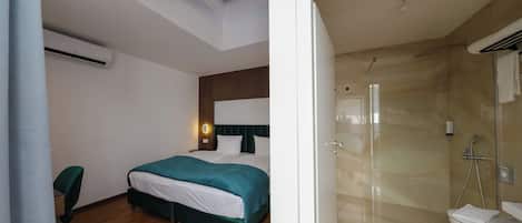 Habitación doble económica | Ropa de cama de alta calidad, edredón y minibar