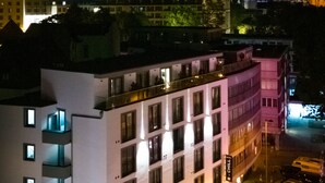 Un hotel amb diversos pisos, balcons i un cartell que indica que és un hotel B-CHILL.