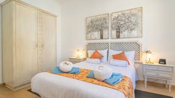 2 bedrooms, iron/ironing board, internet, bed sheets