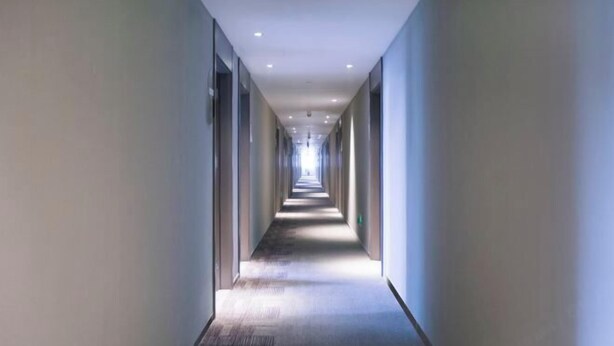 A long, narrow hallway with a carpeted floor and white walls. - Homeinn · neo (Zhengzhou Hanghai Road Chengdong Nanlu Subway Station) (Zhengzhou)