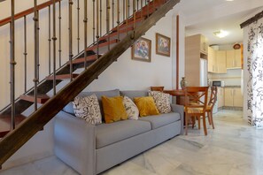 TV - Marina Beach - Three Bedroom Apartment, Sleeps 5 (Fuengirola)