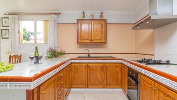 Een koelkast, een magnetron, een vaatwasser