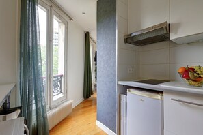 Fridge, microwave, coffee/tea maker, toaster - 405 Suite Pinel - Superb apartment in Paris (Paris 13 Gobelins)