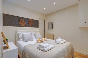 1 habitación, tabla de planchar con plancha, wifi y ropa de cama 