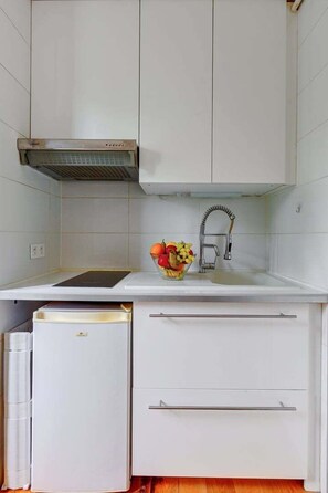 Refrigerador, microondas, cafetera y tetera y tostadora 