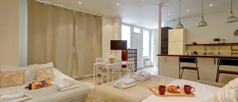 1 غرفة نوم ومكواة/لوح كي وخدمة الإنترنت وملاءات أسرّة