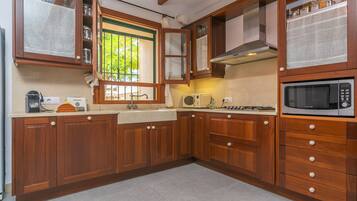 Een koelkast, een magnetron, een vaatwasser