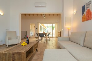 TV - Can Moreu - Three Bedroom Villa, Sleeps 6 (Puerto de Andratx)