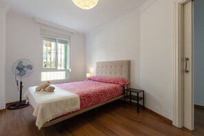 3 quartos, acesso à internet, roupa de cama