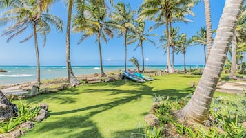 Playa en los alrededores, camastros y toallas de playa