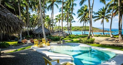 Casa Taina- 5 Bungalows, swimming pool- OCEANFRONT w/Butler and Chef