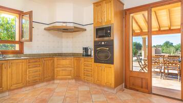 Een koelkast, een magnetron, een vaatwasser