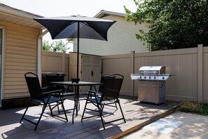 Outdoor dining - The Cooper Home, Dogs Welcome! (Ephrata)