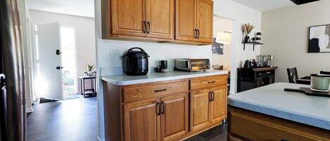 Réfrigérateur, four à micro-ondes, un four, surface de cuisson