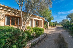 Exterior detail - Garriga D'alcudiola - One Bedroom Villa, Sleeps 2 (Mallorca)