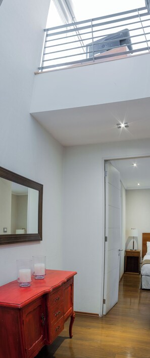 2 habitaciones, escritorio y tabla de planchar con plancha