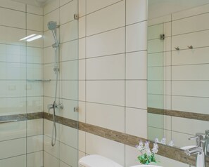 Douche, sĂšche-cheveux, serviettes fournies, savon