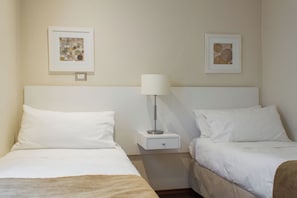 2 soverom, skrivebord, strykejern/-brett og reiseseng for barn