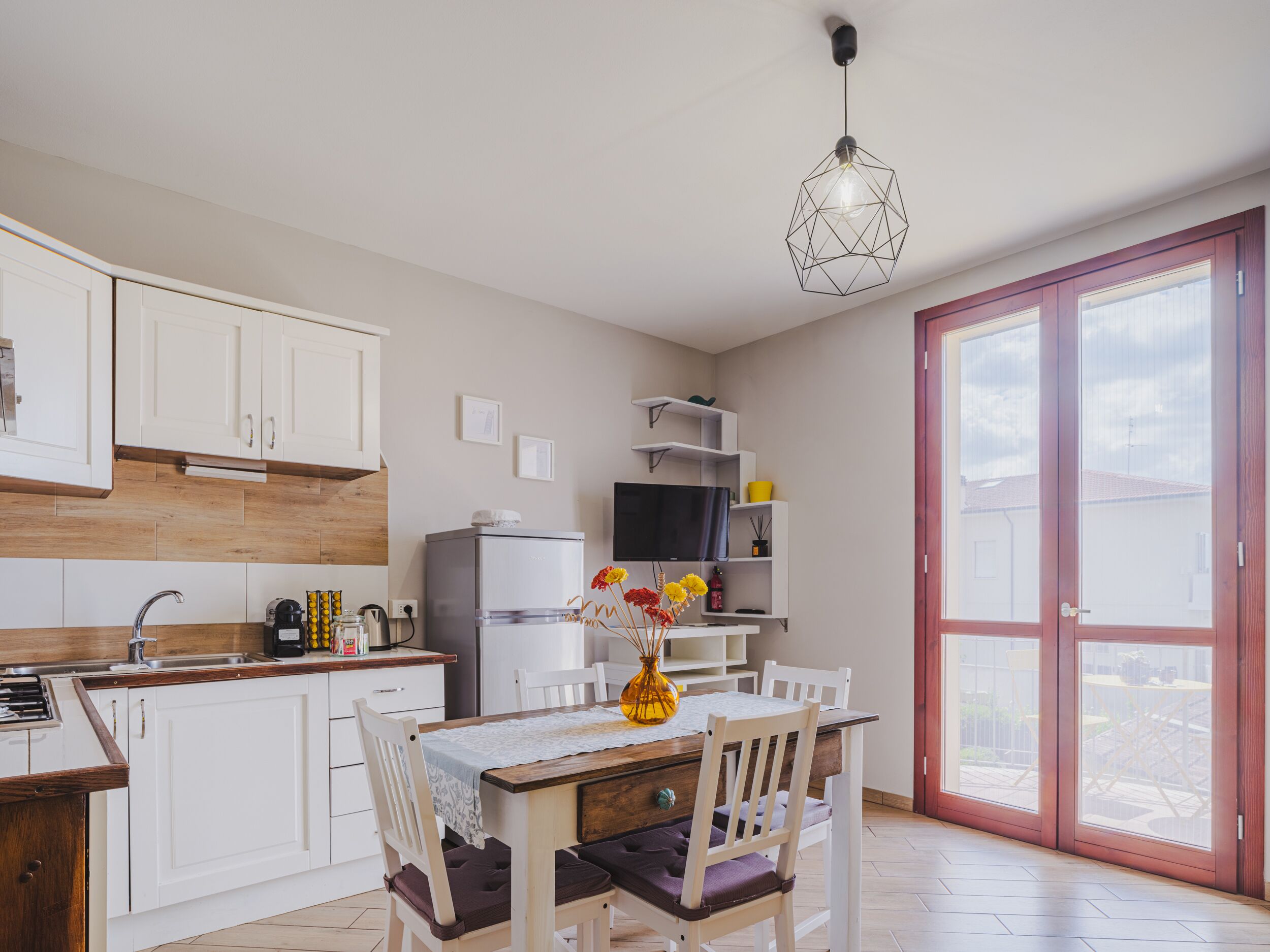 Réfrigérateur, micro-ondes, plaque de cuisson, cafetière/bouilloire