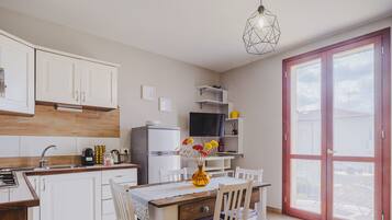 Kühlschrank, Mikrowelle, Herdplatte, Wasserkocher mit Kaffee-/Teezubehör