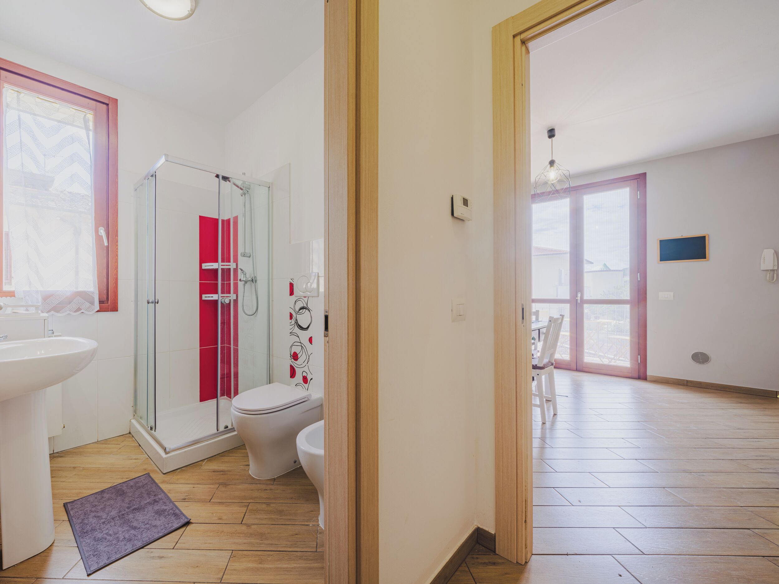 Douche, sèche-cheveux, bidet, serviettes fournies