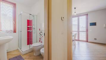 Dusche, Haartrockner, Bidet, Handtücher