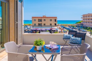 Outdoor dining - Antonia - Three Bedroom Chalet, Sleeps 6 (Can Picafort)