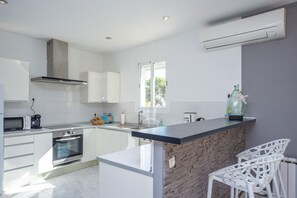 Køleskab, mikrobølgeovn, opvaskemaskine, kaffe-/temaskine