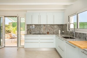 Køleskab, mikrobølgeovn, opvaskemaskine, kaffe-/temaskine