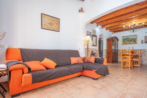 TV, foosball - Can Pintat (Llubí) - Two Bedroom Villa, Sleeps 4 (Mallorca)