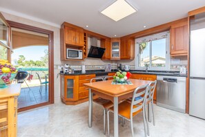 Fridge, microwave, dishwasher, coffee/tea maker - Magdalena Gomila Marimon (Llac Blau) (Mallorca)