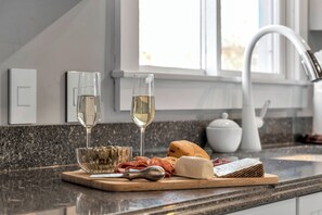 Fridge, microwave, oven, stovetop - The Beach Bungalow I Guest Favorite I (Harwich)