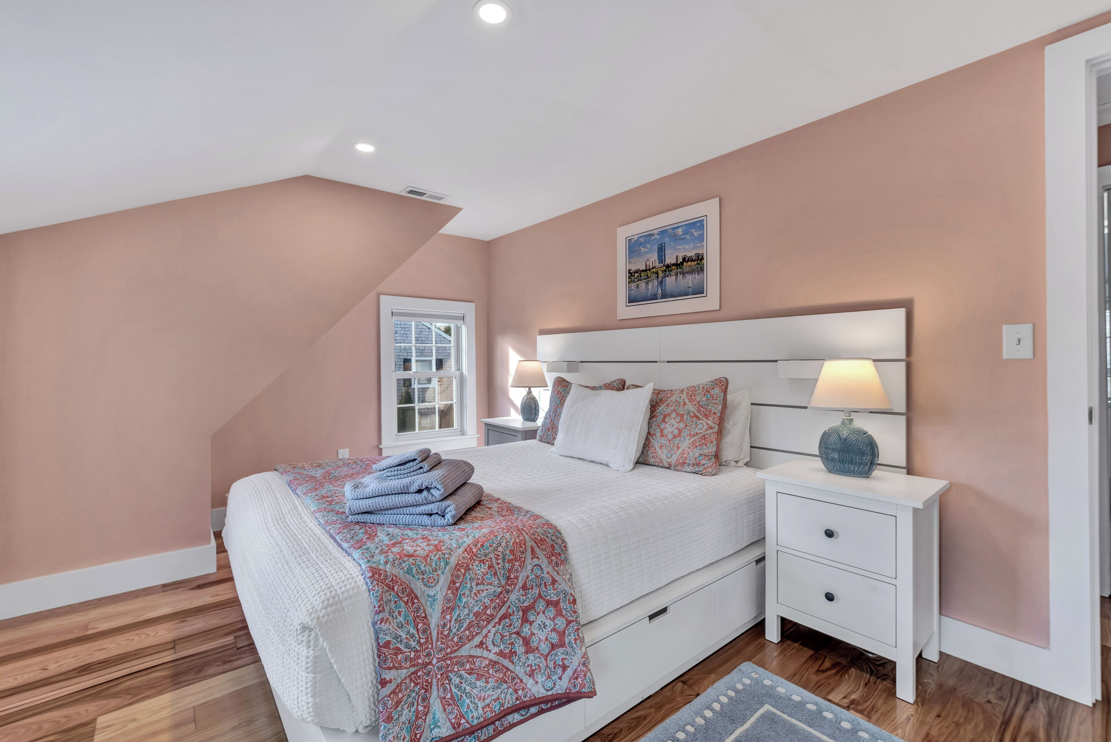 3 quartos, escrivaninha, ferros/tábuas de passar roupa