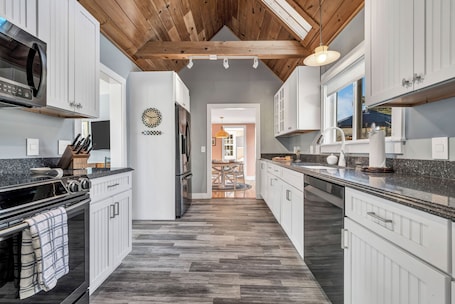Fridge, microwave, oven, stovetop. Beach Bungalow: Steps to Beach, Luxury Family Fun
