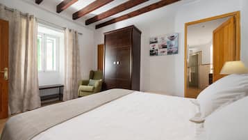 3 slaapkamers, een strijkplank/strijkijzer, internet, beddengoed