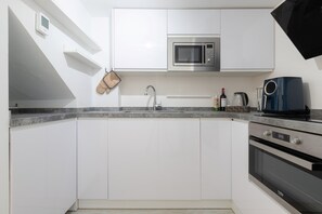 Jääkaappi, mikroaaltouuni, kahvin-/teenkeitin, leivänpaahdin