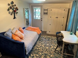 1 habitación, tabla de planchar con plancha, wifi y ropa de cama