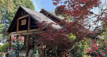 Private suite in Historic Jacksonville's I930's Log home. Pet friendly.