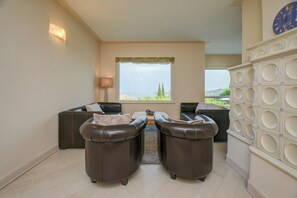 Fernseher, Kamin, Bücher