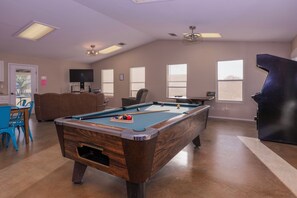 Games room - Hi-Line Lake Resort (Tow)