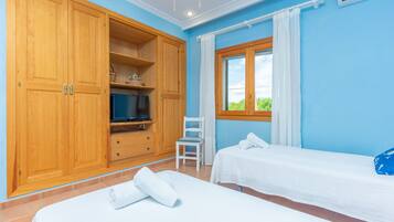 4 slaapkamers, een strijkplank/strijkijzer, internet, beddengoed