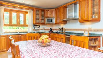 Een koelkast, een magnetron, een vaatwasser