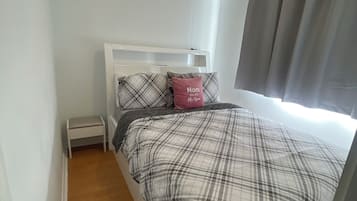 1 dormitorio, tabla de planchar con plancha, wifi y ropa de cama