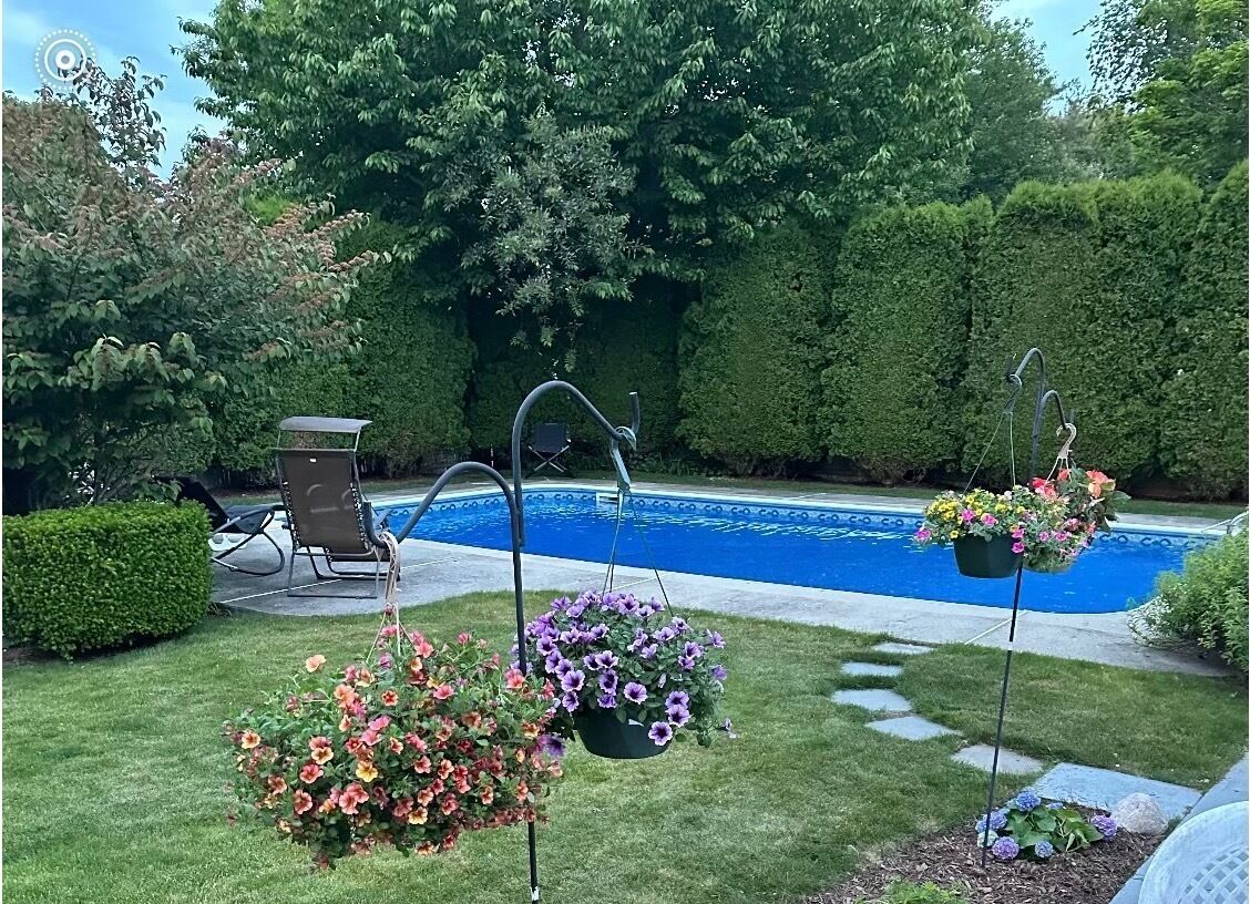 Heated pool, walk to Main St & Surf Drive Beach! Sleeps 8, what a location