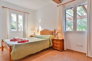 6 quartos, ferros/tábuas de passar roupa, acesso à internet