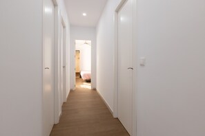 3 habitaciones, tabla de planchar con plancha y acceso a internet 