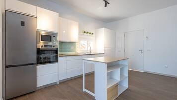 Frigorífico, microondas, lavavajillas y cafetera o tetera