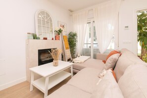 TV, fireplace - La Perla Costera - Three Bedroom Villa, Sleeps 6 (Chiclana de la Frontera)