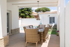 Outdoor dining - La Perla Costera - Three Bedroom Villa, Sleeps 6 (Chiclana de la Frontera)