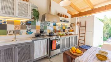 Een koelkast, een magnetron, een koffiezetapparaat/waterkoker